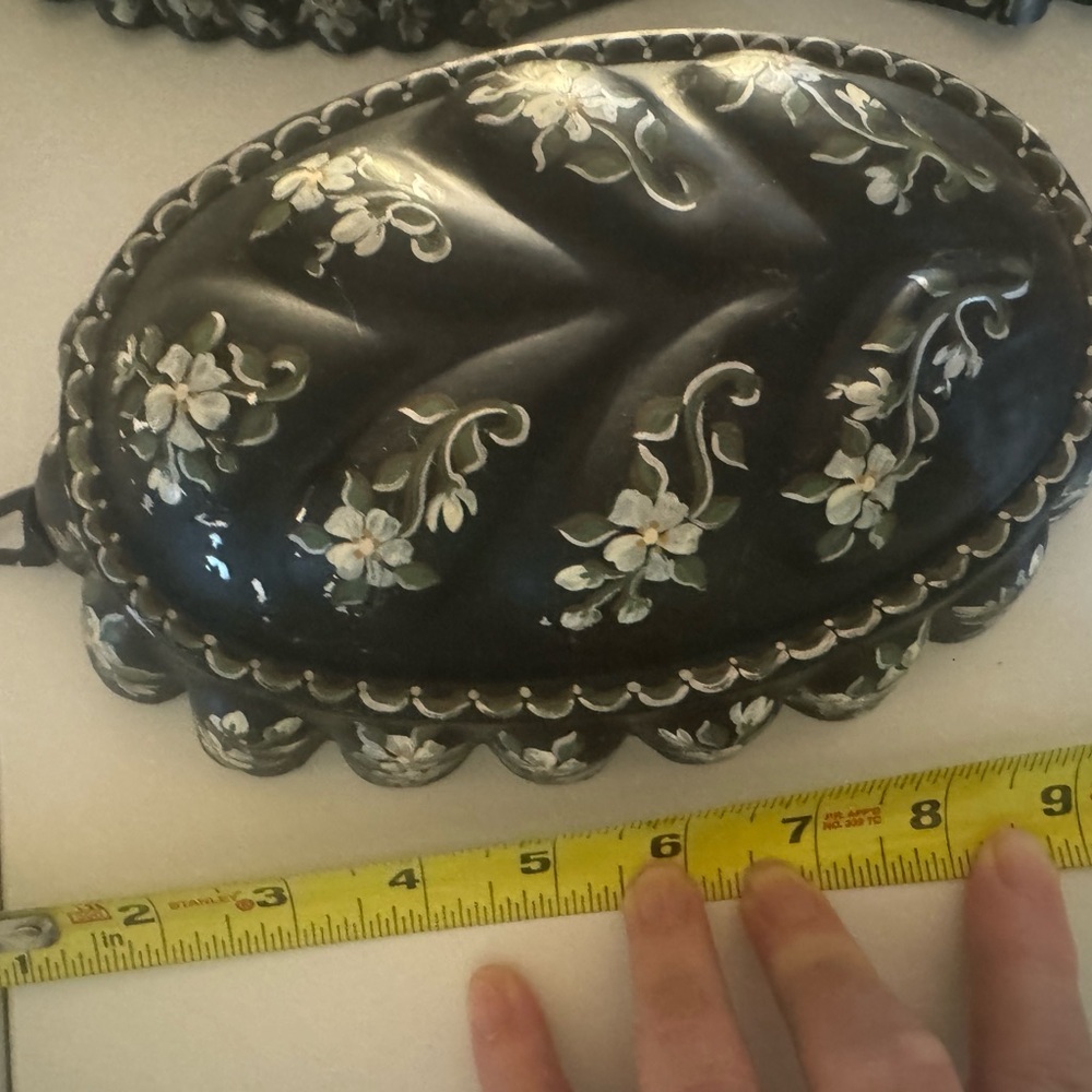 2 Piece Set of Black Tin Decorations, Hanging Painted with White Flowers. - Picture 10 of 16